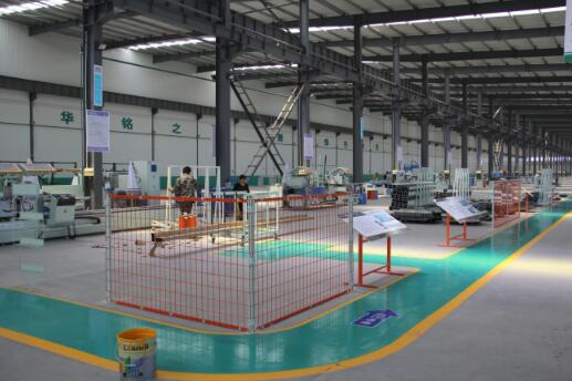 標(biāo)準(zhǔn)門(mén)窗生產(chǎn)車(chē)間-派克機(jī)器